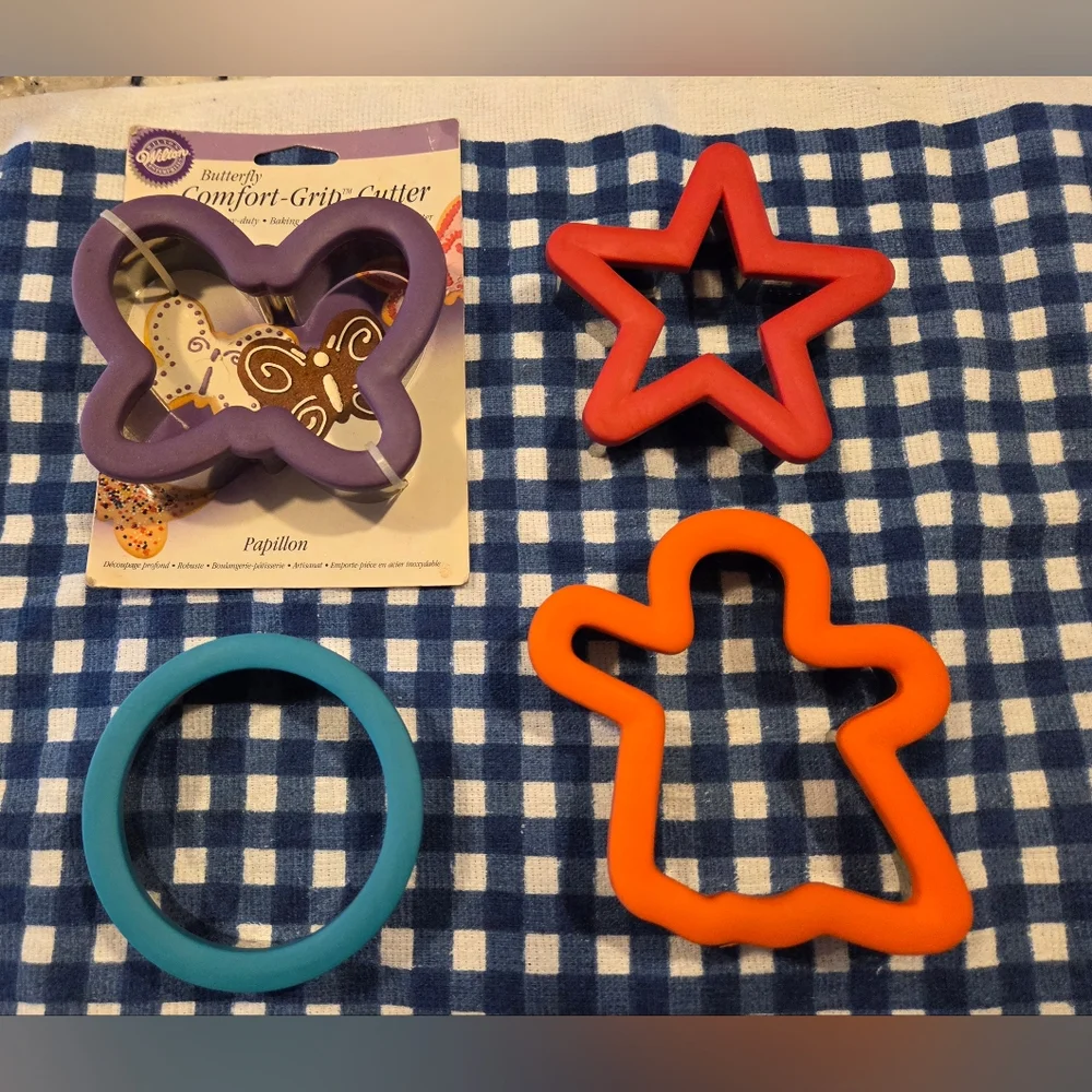Wilton Comfort-Grip Cookie Cutters 4 pc Set Star Butterfly Circle Ghost Bundle